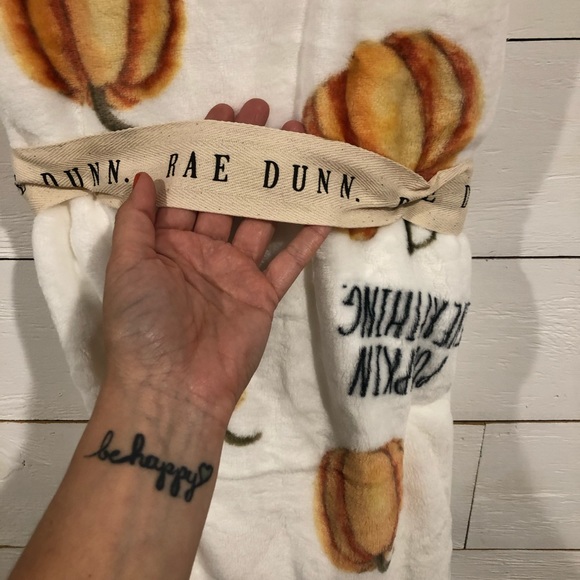 NWT’s RAE DUNN PLUSH THROW BLANKET - Picture 3 of 4